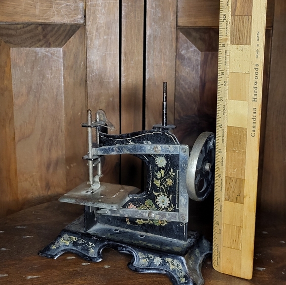 Antique Sewing Machine - Picture 5 of 14